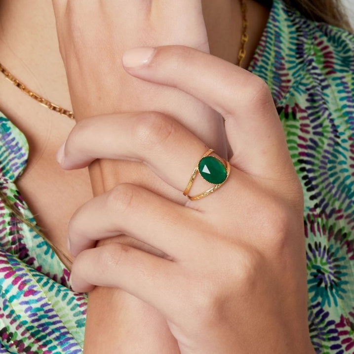 Anillo de acero inoxidable con piedra natural de color beige amarillento acabado oro - mbyou