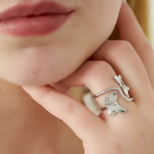 Anillo de acero con dos mariposas acabado plata