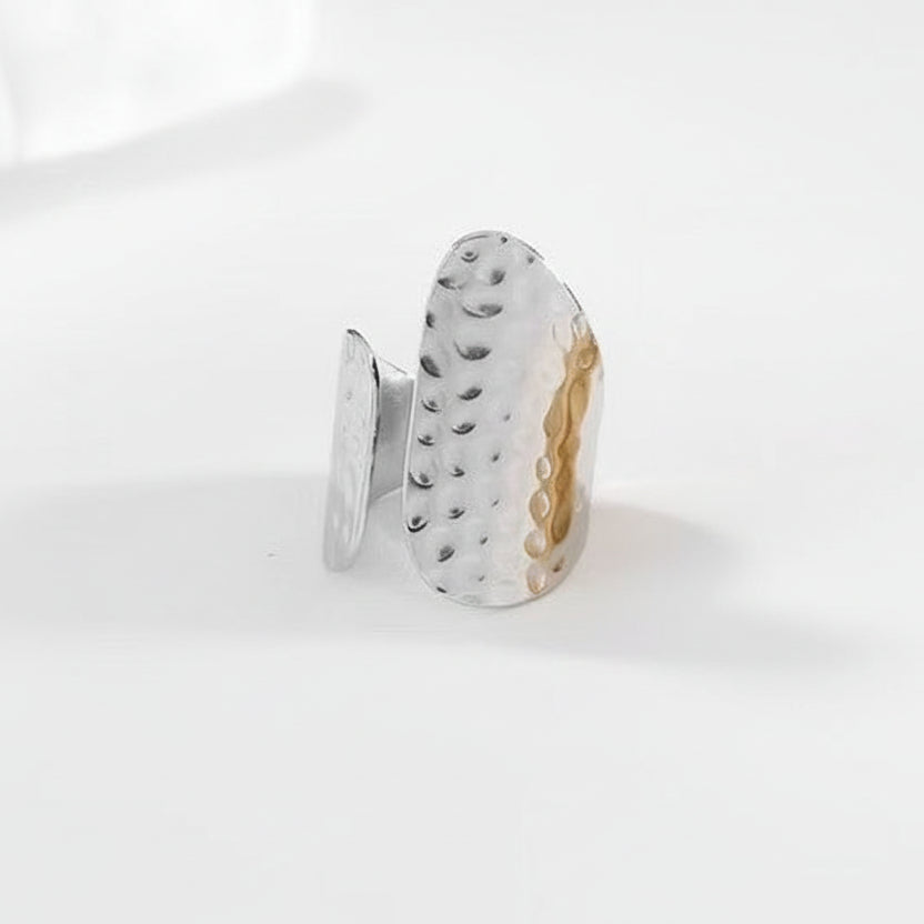 Anillo grande de acero diferentes alturas y con texturas en acabado brillante - Moments by You