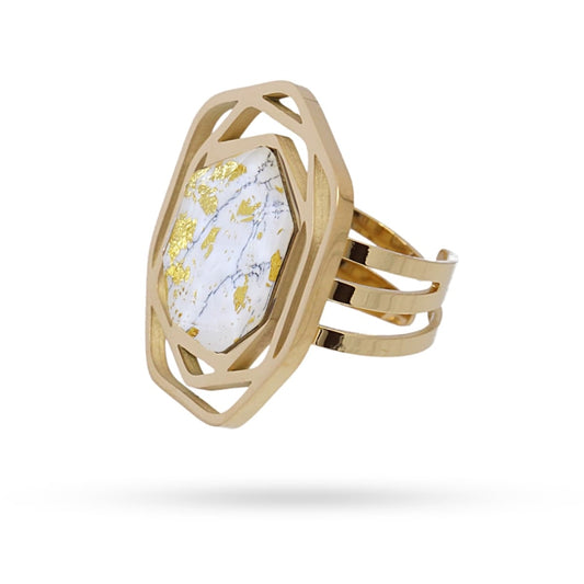 Anillo de acero quirúrgico con forma geométrica con una piedra de textura de mármol en blanco acabado oro - mbyou