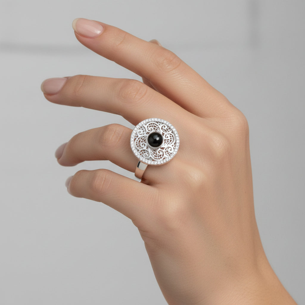 Anillo de acero redondo con diseño de filigrana, piedra y cierconitas - Moments by You