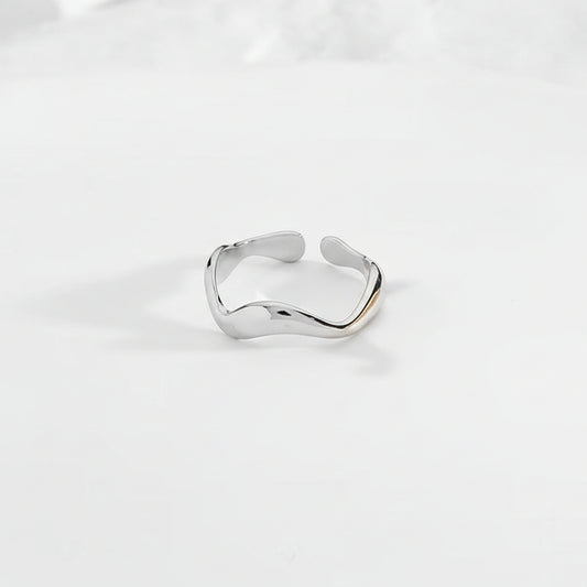 Anillo de acero fino con forma ondeada en acabado plata - Moments by You