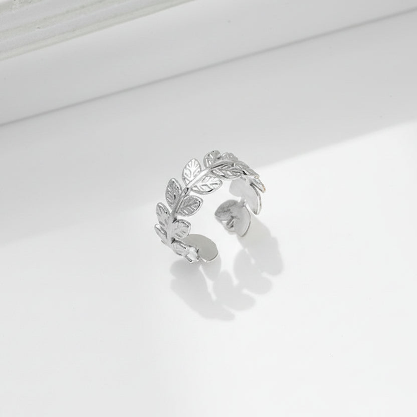 Anillo fino de acero con hojas y textura rugosa en acabado brillante - Moments by You