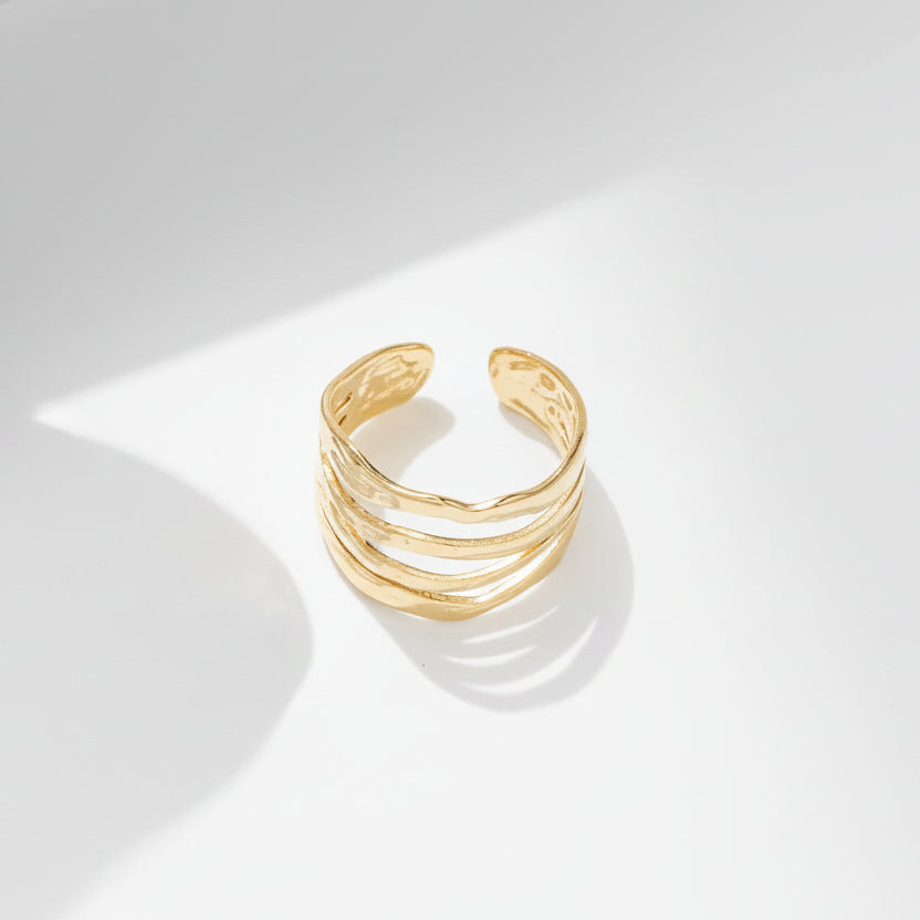 Anillo de acero con rayas de diferentes anchuras y textura rugosa - Moments by You