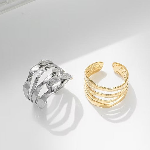 Anillo de acero con rayas de diferentes anchuras y textura rugosa - Moments by You