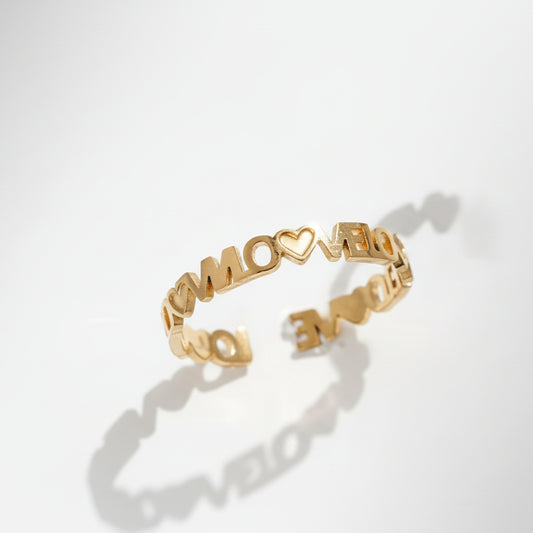 Anillo de acero fino y simple con la palabra love acabado oro - Moments by You