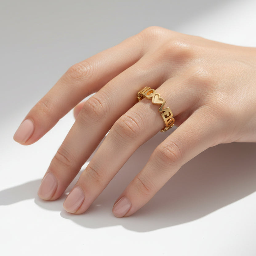Anillo de acero fino y simple con la palabra love acabado oro - Moments by You