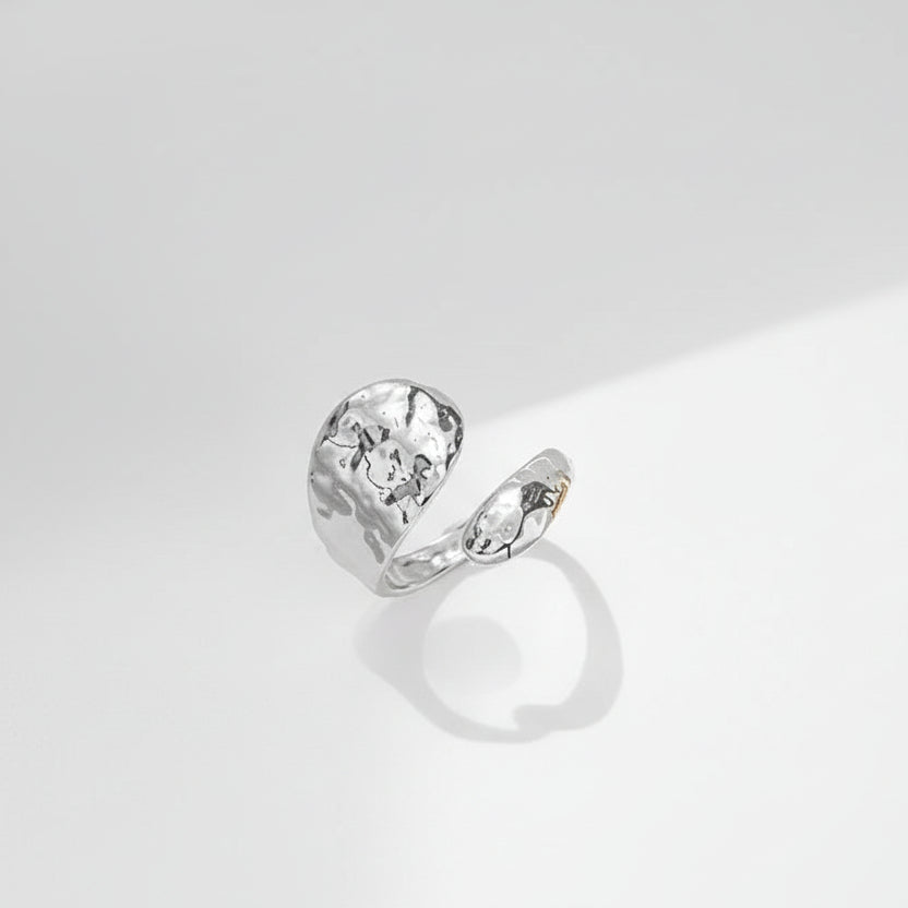 Anillo de acero separado en la parte delante y con textura rugosa - Moments by You