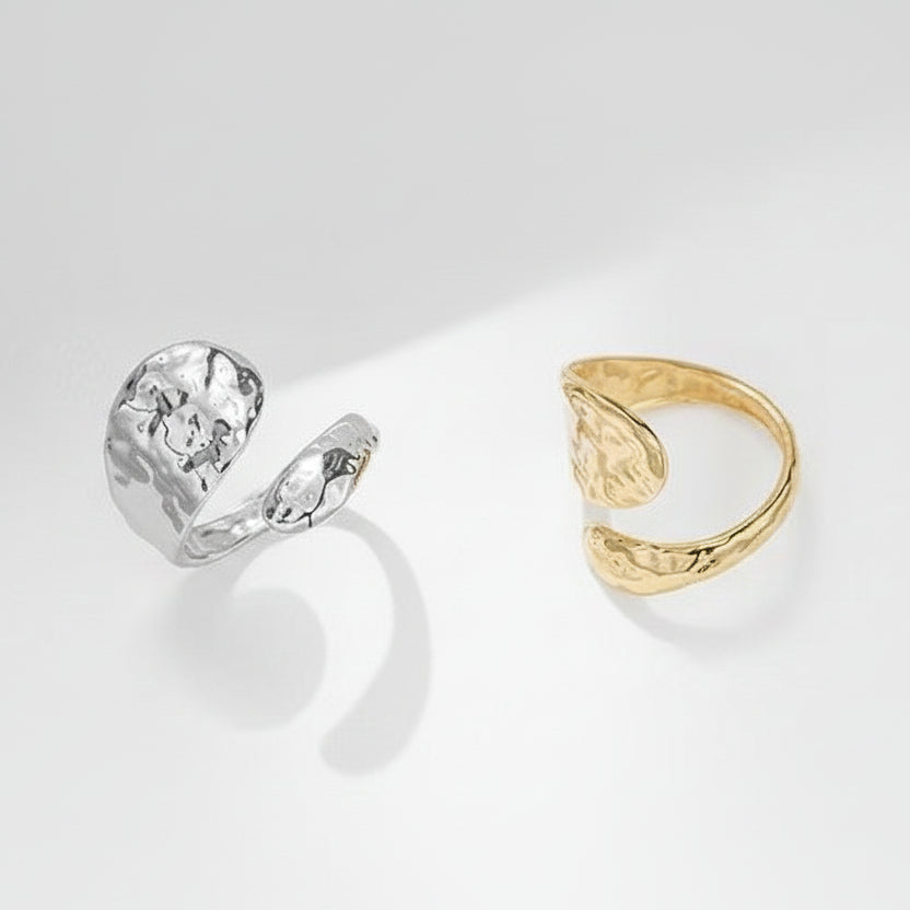 Anillo de acero separado en la parte delante y con textura rugosa - Moments by You