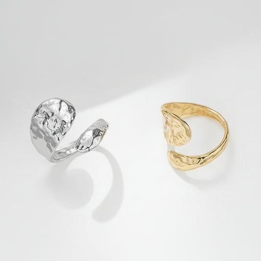 Anillo de acero separado en la parte delante y con textura rugosa - Moments by You