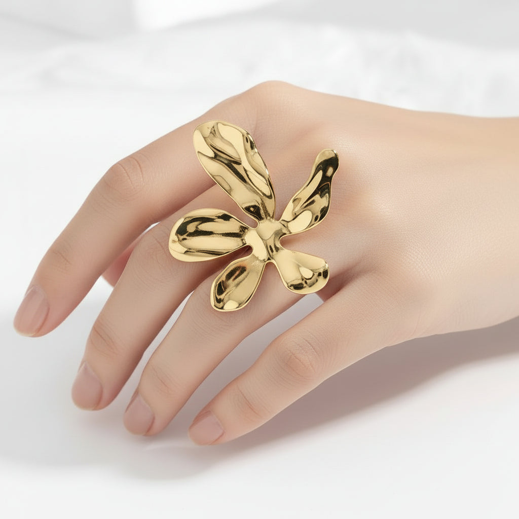 Anillo grande de acero en forma de flor irregular acabado oro - Moments by You