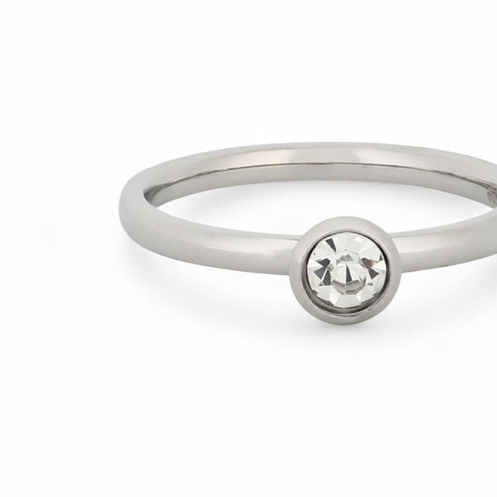 Anillo liso y fino de acero inoxidable con circonita central acabado plata  - mbyou
