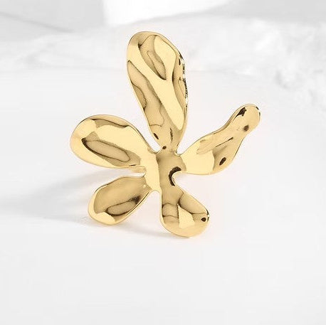 Anillo grande de acero en forma de flor irregular acabado oro - Moments by You