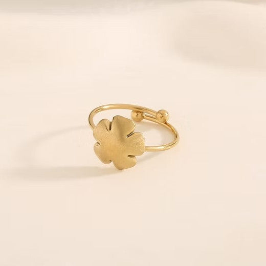 Anillo de acero fino con un trébol en acabado oro mate - Moments by You