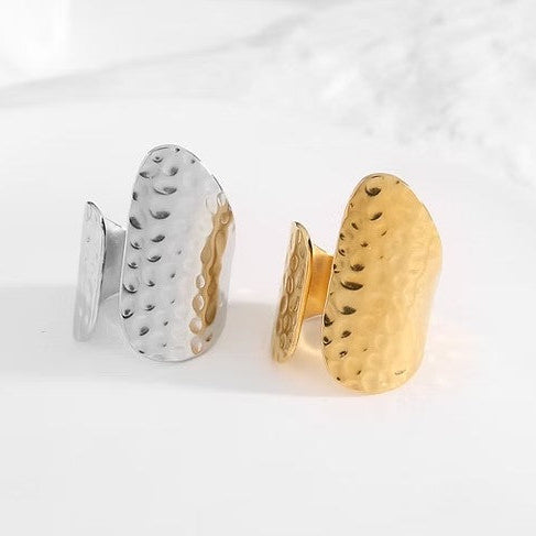 Anillo grande de acero diferentes alturas y con texturas en acabado brillante - Moments by You