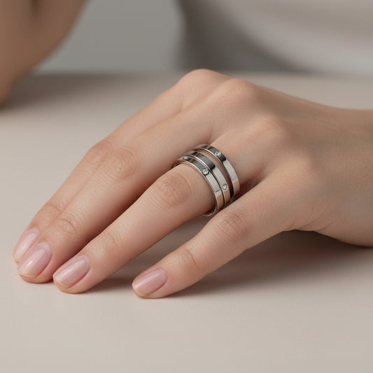 Anillo de acero inoxidable simple con circonitas en acabado plata - Moments by You