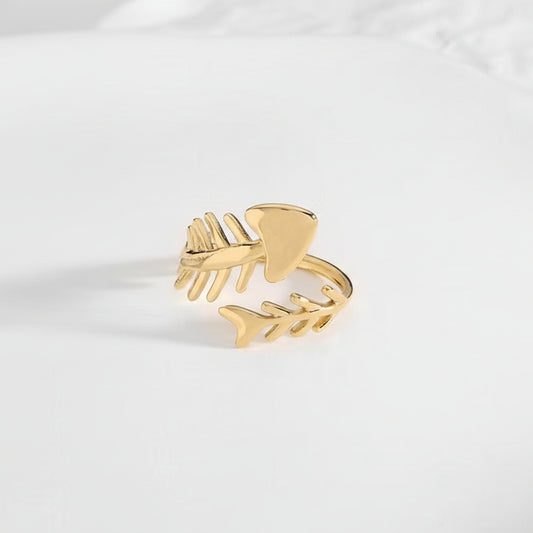 Anillo de acero con diseño de esqueleto de pescado en acabado oro - Moments by You