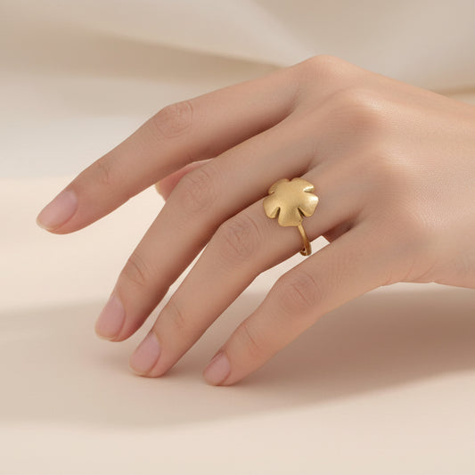 Anillo de acero fino con un trébol en acabado oro mate - Moments by You