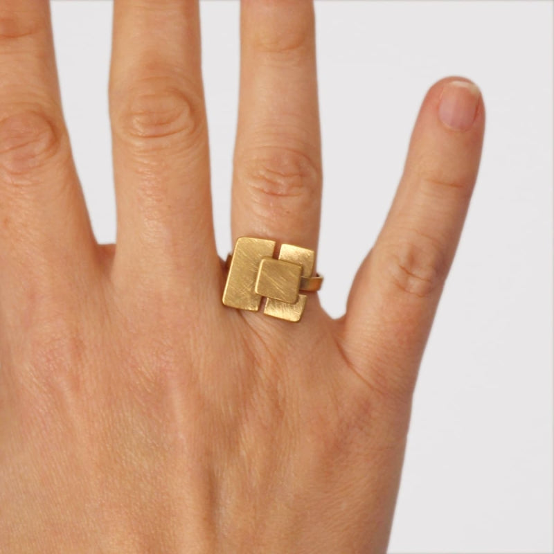 Anillo de acero pulido mate con diseños cuadrados acabado plata  - mbyou