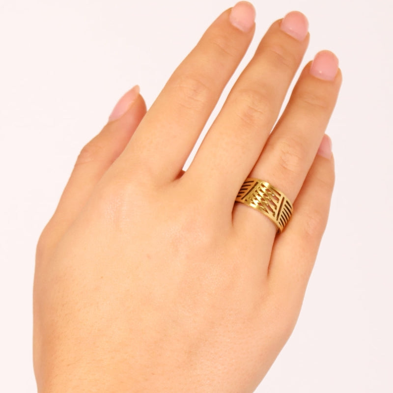 Anillo de acero inoxidable con diseño rayado acabado plata  - mbyou