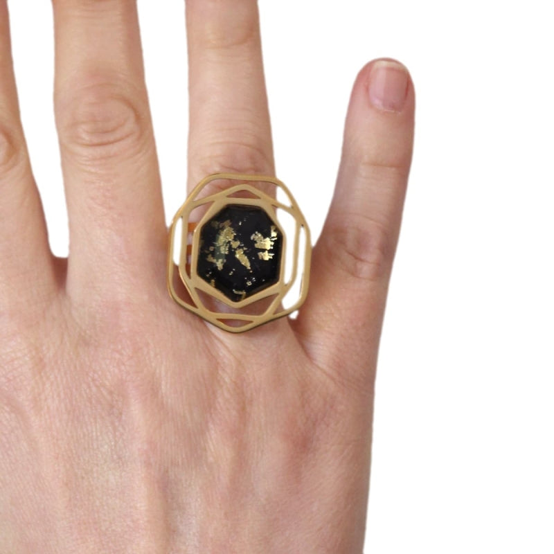 Anillo de acero quirúrgico con forma geométrica con una piedra de textura de mármol en negro acabado oro - mbyou