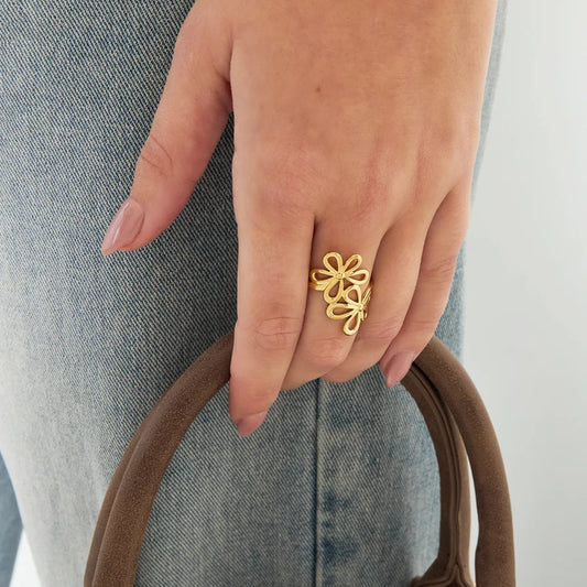 Anillo de acero grande con dos flores en acabado oro - Moments by You
