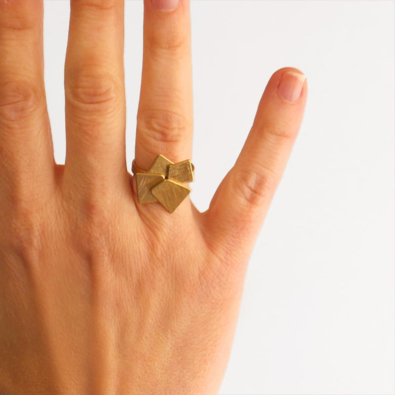 Anillo de acero pulido mate con diseño geométrico acabado plata  - mbyou