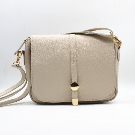 Bolso de piel 100% auténtica bandolera con solapa y tira de piel con detalle dorado color beige