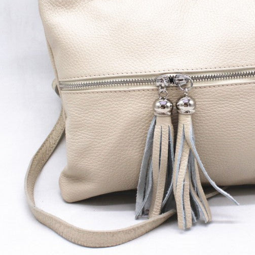 Bolso de piel 100% auténtica bandolera con detalle de cremalleras delanteras en plata color beige