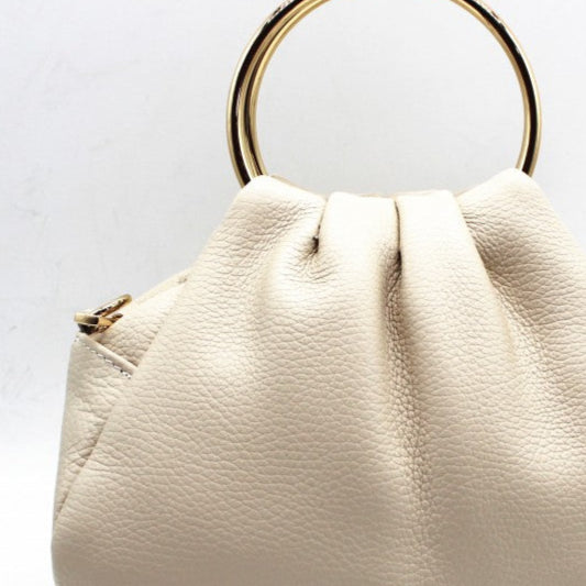 Bolso de piel 100% vacuno fruncido con detalle de asa dorada color beige