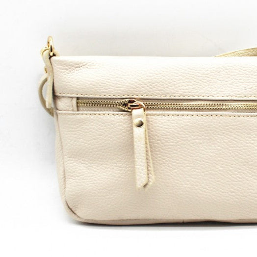 Bolso de piel tipo sobre de mano y bandolera con cremalleras acabado beige