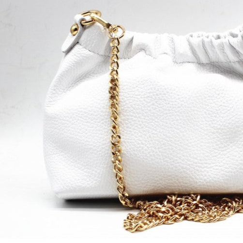 Bolso de piel 100% auténtica pequeño color blanco con cadena dorada