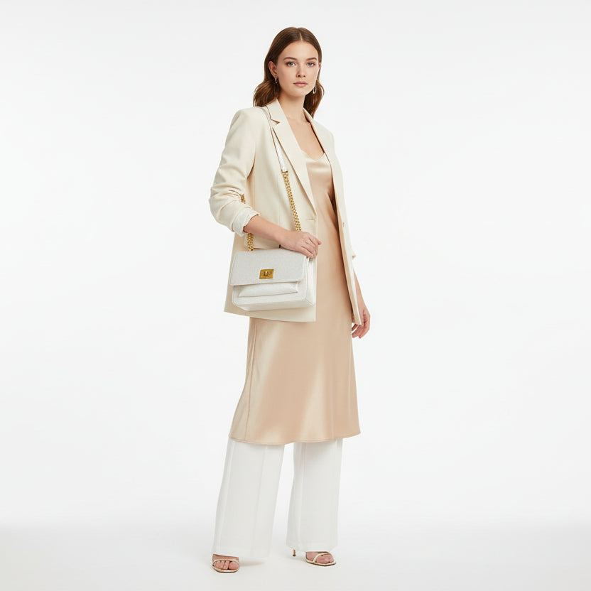 Bolso de hombro y bandolera con solapa y cadenas - Moments by You