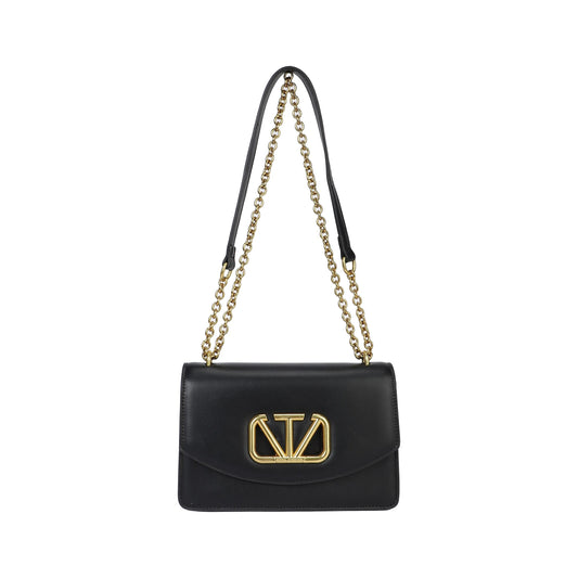 Bolso bandolera rígido con solapa y detalle de logo dorado color negro - mbyou
