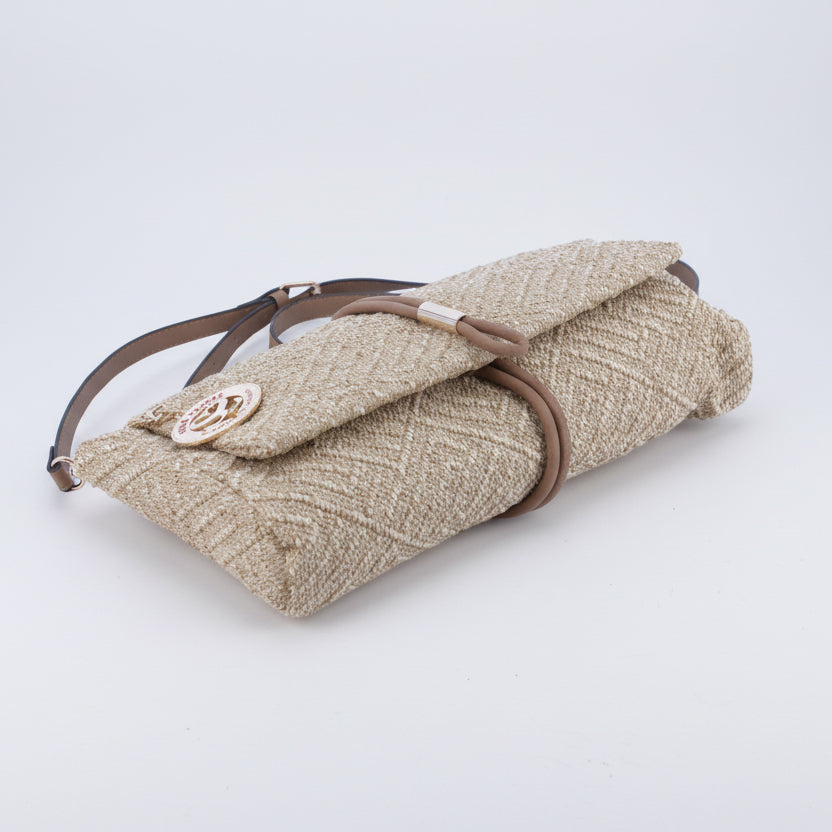 Bolso rectangular de fibra 100% natural beige y destellos dorados con solapa y cordón