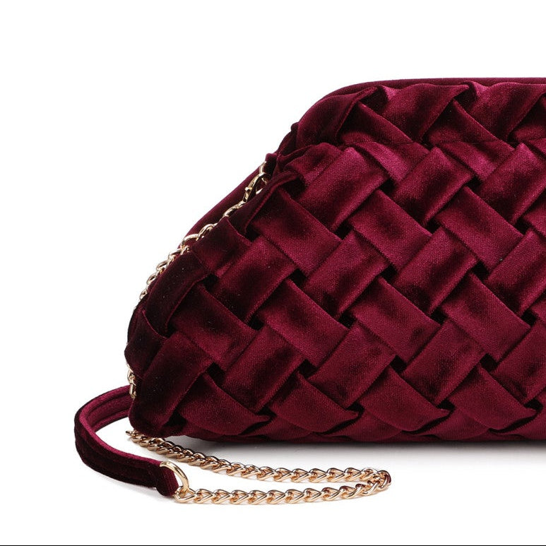 Sac à main pochette de soirée en satin noir avec bretelles croisées