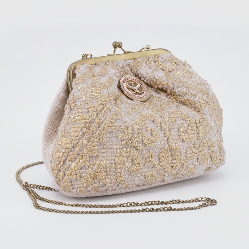 Bolso de mano tipo clutch de fibra 100% natural pequeño con un estampado abstracto en dorado - Moments by You