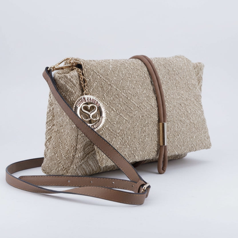 Bolso rectangular de fibra 100% natural beige y destellos dorados con solapa y cordón