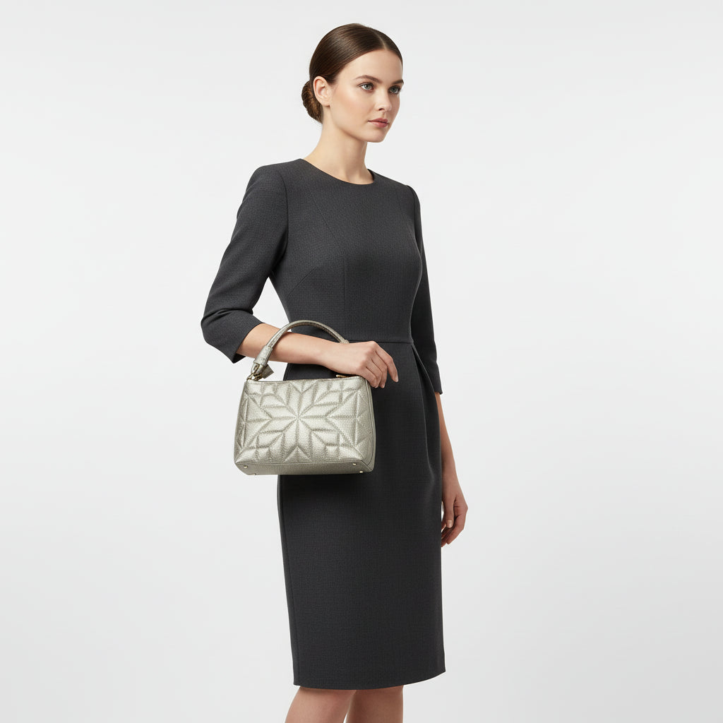 Bolso acolchado con efecto metalizado y detalles en acabado oro - Moments by You