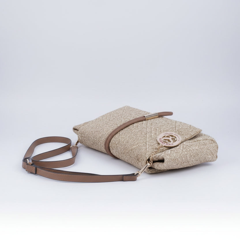 Bolso rectangular de fibra 100% natural beige y destellos dorados con solapa y cordón