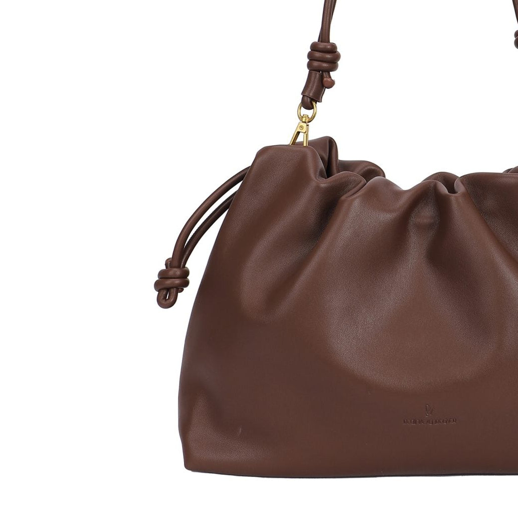 Bolso bandolera liso tipo saco con detalle de nudos en color marrón - mbyou