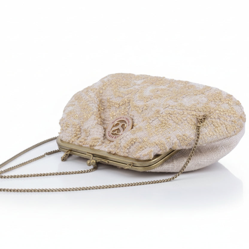 Bolso de mano tipo clutch de fibra 100% natural pequeño con un estampado abstracto en dorado - Moments by You