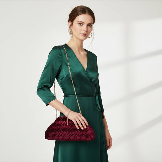 Bolso tipo clutch con textura de terciopelo trenzada en color burdeos - mbyou - Moments by You