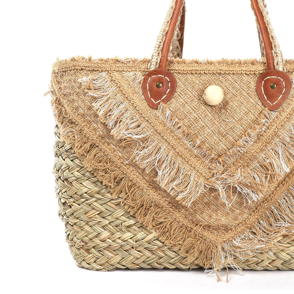 Bolso tipo capazo de rafia natural hecho a mano con detalle de flecos beige - Moments by You