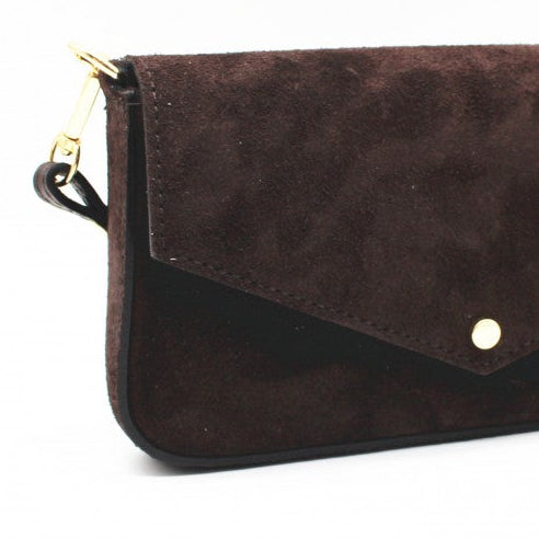 Bolso pequeño de piel 100% vacuno acabado ante con solapa y detalles en dorado color marrón chocolate - mbyou