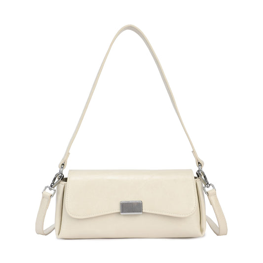 Bolso de hombro y bandolera de color perla con solapa y alargado con herrajes plata- mbyou