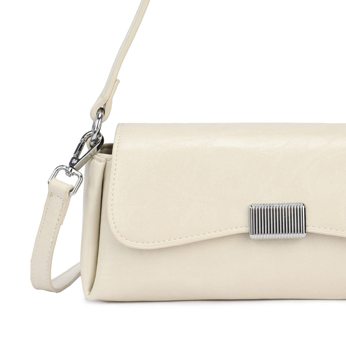 Bolso de hombro y bandolera de color perla con solapa y alargado con herrajes plata- mbyou