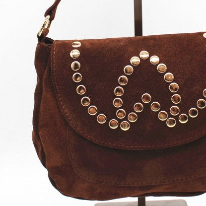 Bolso de piel 100% acabado ante con tachuelas en acabado dorado y solapa en color marrón - mbyou