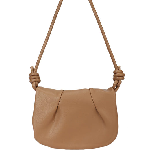 Bolso bandolera con solapa plisada y nudos color camel - mbyou