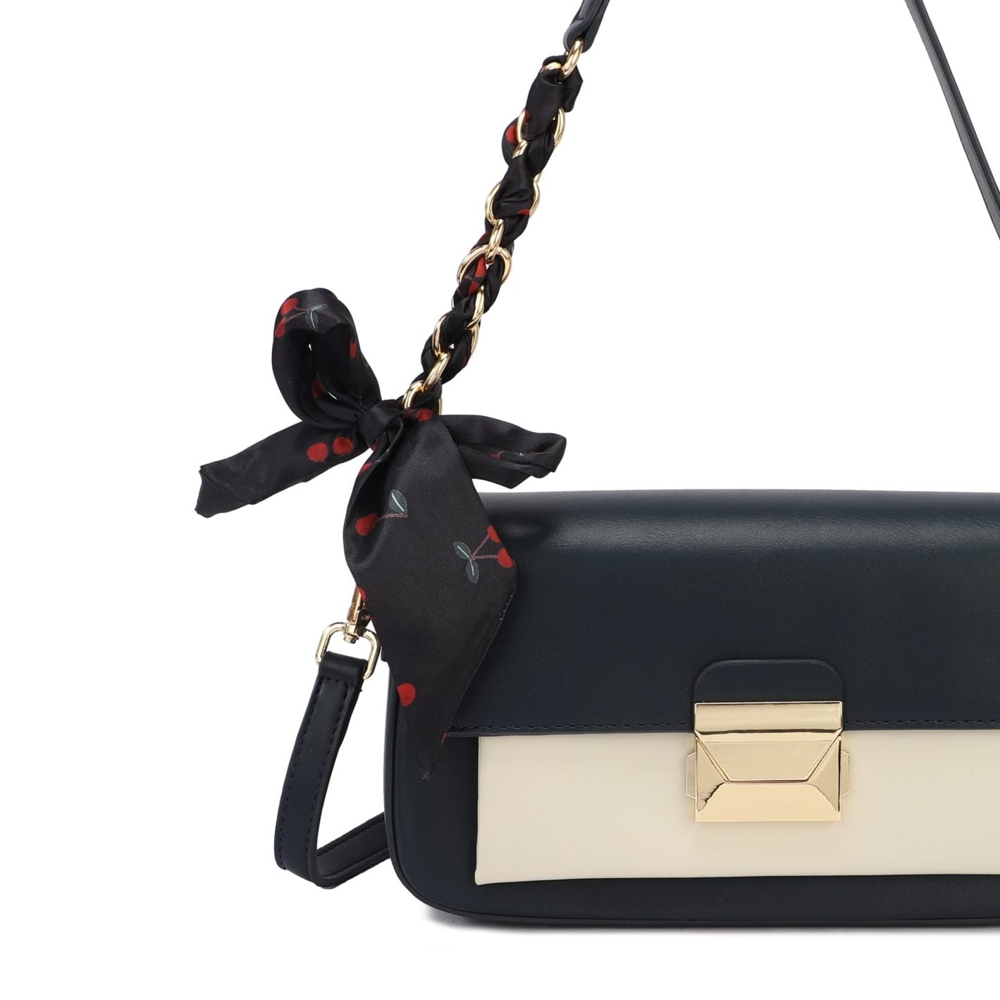 Bolso rectangular rígido con solapa bicolor y pañuelo incorporado en la cadena color azul marino y beige -